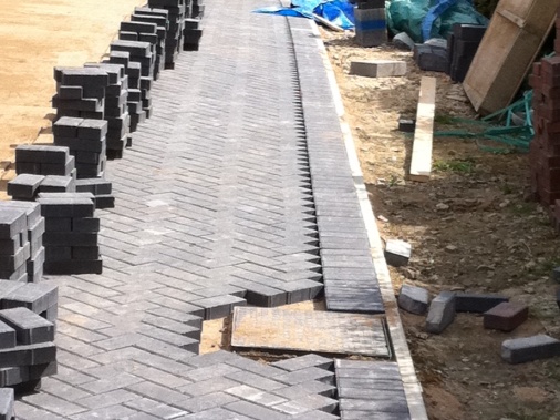 Paving blocks laid along edgings to form a soldier border